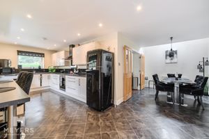 'L'Shaped Lounge/Diner- click for photo gallery